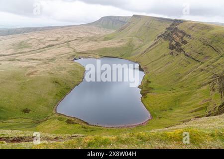 Blick auf den Gletschersee Llyn y Fan Fach auf dem Gipfel des Picws du Mountain in den Brecon Beacons in Wales, Großbritannien Stockfoto