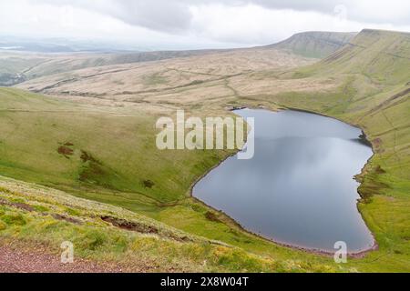 Blick auf den Gletschersee Llyn y Fan Fach auf dem Gipfel des Picws du Mountain in den Brecon Beacons in Wales, Großbritannien Stockfoto