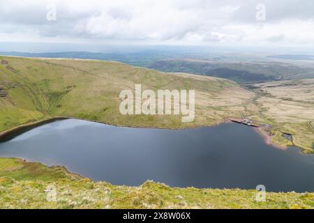 Blick auf den Gletschersee Llyn y Fan Fach auf dem Gipfel des Picws du Mountain in den Brecon Beacons in Wales, Großbritannien Stockfoto