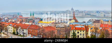 Panoramablick von der Fischerbastei auf das Parlament und andere Sehenswürdigkeiten von Budapest, Ungarn Stockfoto
