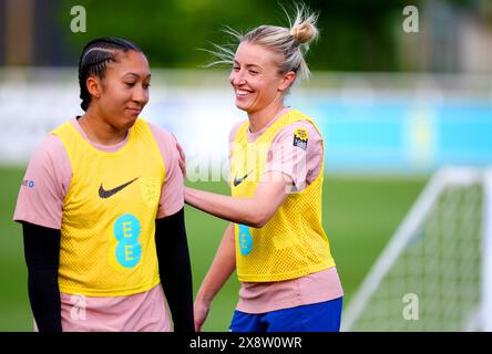 Die Engländer Lauren James und Leah Williamson während eines Trainings im St. George's Park, Burton upon Trent. Bilddatum: Montag, 27. Mai 2024. Stockfoto