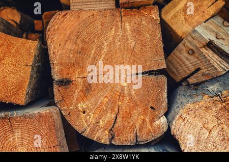 Gehackte Holzbalken werden gestapelt, um den Kamin des Ofens zu beleuchten Stockfoto