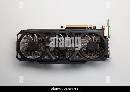 Eine Grafikkarte auf farbigem Hintergrund, Draufsicht Stockfoto