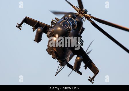 Szolnok, Ungarn - 17. August 2022: Militärischer Angriffshubschrauber der ungarischen Luftwaffe Mil Mi-24 Hind. Flugbetrieb. Luftfahrtindustrie und Rotorcraft. Stockfoto