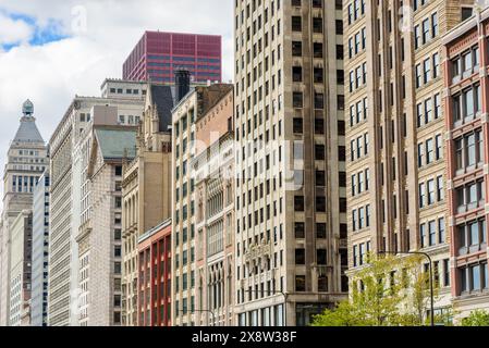 Eine Reihe traditioneller Hochhäuser entlang der Michigan Avenue in der Innenstadt von Chicago Stockfoto