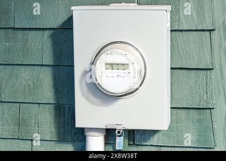 Nahaufnahme eines intelligenten Stromzählers an einer Holzwand Stockfoto