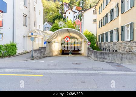 Eingang einer Tiefgarage im Stadtzentrum bei Sonnenuntergang im Frühling Stockfoto