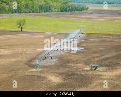 Bewässerung von Ackerland in einem weiten Tal des Missouri River in der Nähe von Wilton, MO, aus der Vogelperspektive im Frühling Stockfoto