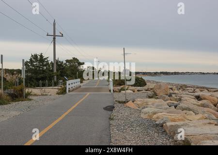 Dies ist ein 10,7 km langer Weg durch vier Dörfer von Falmouth. Von North Falmouth bis Woods Hole ist es manchmal eine malerische Reise entlang des Ozeans. Dies Stockfoto