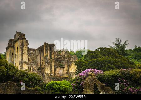 Ein HDR-Bild der Ruinen von Wardour Castle in Wiltshire, England. Eine Villa aus Eliazabethan und ein Schlachtfeld aus dem englischen Bürgerkrieg. 21. Mai 2024 Stockfoto