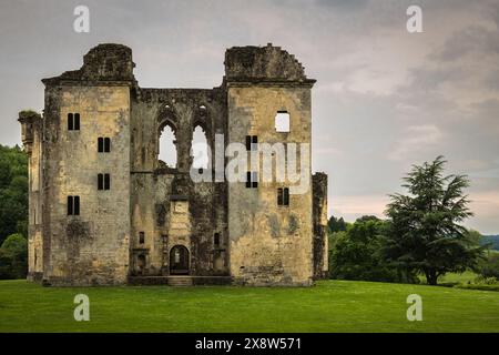 Ein HDR-Bild der Ruinen von Wardour Castle in Wiltshire, England. Eine Villa aus Eliazabethan und ein Schlachtfeld aus dem englischen Bürgerkrieg. 21. Mai 2024 Stockfoto