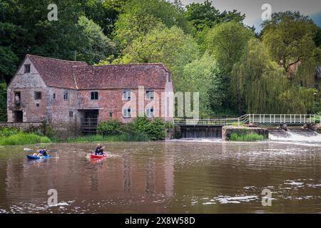 Ein HDR-Sommerbild aus dem 16. Jahrhundert, noch in Betrieb, Sturminster Mill am Fluss Stour, Sturminster Newton, Dorset, England. 23. Mai 2024 Stockfoto