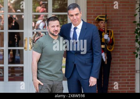 Madrid, Spanien. Mai 2024. Der ukrainische Präsident Wolodymyr Zelensky (links) wird vom spanischen Premierminister Pedro Sanchez (rechts) im Moncloa-Palast in Madrid begrüßt. Beide haben ein bilaterales Sicherheitsabkommen unterzeichnet, das Militärlieferungen von Patriot-Raketen bis hin zu Leopardenpanzern in Höhe von 1,129 Milliarden Euro umfasst. Quelle: SOPA Images Limited/Alamy Live News Stockfoto