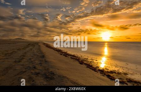 Sonnenuntergang am Strand von Boa Vista, Kap Verde, Meer, Sand, Urlaub, Einsamkeit, Horizont Stockfoto