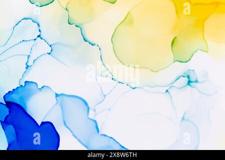Makronaht von sanften hellblauen, gelben, blauen und grünen Tintenschichten und abstrakten Formen auf weiß. Flüssige Tinte, farbenfroher Vollformathintergrund. Stockfoto