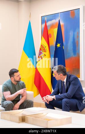 Madrid, Spanien. Mai 2024. Der ukrainische Präsident Wolodymyr Zelensky (links) wird vom spanischen Premierminister Pedro Sanchez (rechts) im Moncloa-Palast in Madrid begrüßt. Beide haben ein bilaterales Sicherheitsabkommen unterzeichnet, das Militärlieferungen von Patriot-Raketen bis hin zu Leopardenpanzern in Höhe von 1,129 Milliarden Euro umfasst. (Foto: Miguel Candela/SOPA Images/SIPA USA) Credit: SIPA USA/Alamy Live News Stockfoto