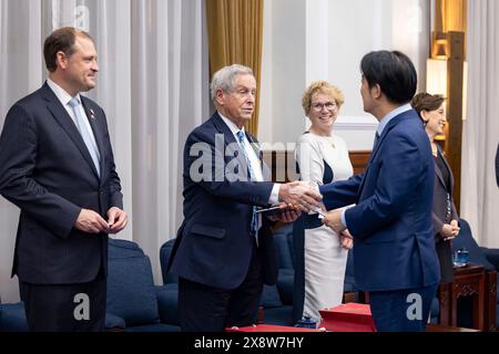 Taipeh, Republik China. Mai 2024. U. Joe Wilson, R-SC, Zentrum, Teil einer parteiübergreifenden Delegation, schüttelt dem Präsidenten Taiwans Lai Ching-te die Hand vor dem Treffen im Präsidialbüro am 27. Mai 2024 in Taipeh, Taiwan. Der Besuch war der erste von amerikanischen Politikern seit dem Amtsantritt Lais letzte Woche. Kredit: Liu Shu Fu/Taiwan Presidential Office/Alamy Live News Stockfoto