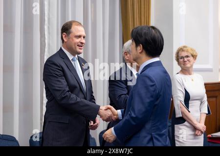 Taipeh, Republik China. Mai 2024. U. Andy Barr, R-KY, links, Teil einer parteiübergreifenden Delegation, schüttelt vor dem Treffen im Präsidialbüro am 27. Mai 2024 in Taipeh, Taiwan, den Präsidenten von Taiwan Lai Ching-te, rechts. Der Besuch war der erste von amerikanischen Politikern seit dem Amtsantritt Lais letzte Woche. Kredit: Liu Shu Fu/Taiwan Presidential Office/Alamy Live News Stockfoto