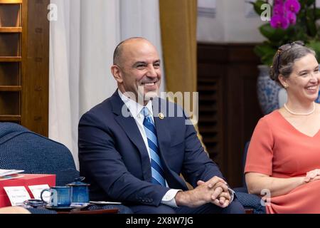 Taipeh, Republik China. Mai 2024. U. Jimmy Panetta, D-CA, lächelt während eines parteiübergreifenden Delegationstreffens mit dem Präsidenten Taiwans Lai Ching-te im Präsidialbüro am 27. Mai 2024 in Taipeh, Taiwan. Der Besuch war der erste von amerikanischen Politikern seit dem Amtsantritt Lais letzte Woche. Kredit: Liu Shu Fu/Taiwan Presidential Office/Alamy Live News Stockfoto