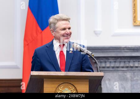 Taipeh, Republik China. Mai 2024. U. Michael McCaul, R-TX, hält während eines parteiübergreifenden Treffens mit dem Präsidenten Taiwans Lai Ching-te im Präsidialbüro am 27. Mai 2024 in Taipeh (Taiwan) eine Rede. Der Besuch war der erste von amerikanischen Politikern seit dem Amtsantritt Lais letzte Woche. Kredit: Liu Shu Fu/Taiwan Presidential Office/Alamy Live News Stockfoto