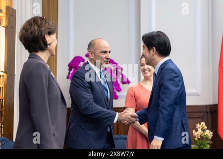 Taipeh, Republik China. Mai 2024. U. Jimmy Panetta, D-CA, Mitte, Teil einer parteiübergreifenden Delegation, schüttelt vor dem Treffen im Präsidialbüro am 27. Mai 2024 in Taipeh, Taiwan die Hand mit dem Präsidenten von Taiwan Lai Ching-te. Der Besuch war der erste von amerikanischen Politikern seit dem Amtsantritt Lais letzte Woche. Kredit: Liu Shu Fu/Taiwan Presidential Office/Alamy Live News Stockfoto