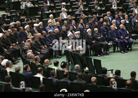 Teheran, Iran. Mai 2024. Iranische Beamte hören während der Eröffnungszeremonie der neuen Wahlperiode in Teheran einem Redner zu. Am Montag begann das neu gewählte iranische parlament, das nach einer Wahl im März mit der geringsten Wahlbeteiligung seit der Islamischen Revolution von 1979 stattfand. Die Hardliner halten mittlerweile über 230 der 290 Sitze. (Kreditbild: © Rouzbeh Fouladi/ZUMA Press Wire) NUR REDAKTIONELLE VERWENDUNG! Nicht für kommerzielle ZWECKE! Stockfoto