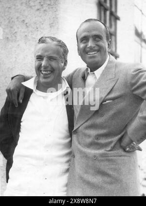 CHARLES CHAPLIN und DOUGLAS FAIRBANKS lächelten 1930 zusammen Stockfoto