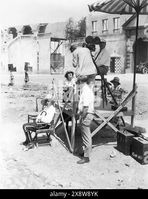 ERICH VON STROHEIM und Kameramann BEN REYNOLDS auf dem Hinterhof der Universal Studios während der Dreharbeiten von TÖRICHTEN EHEFRAUEN 1922 Regisseur ERICH VON STROHEIM Geschichte und Drehbuch ERICH VON STROHEIM Universal Pictures Stockfoto