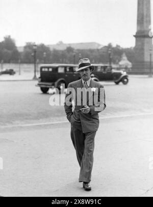 WALT DISNEY spaziert im Juni 1935 am Place de la Concorde in Paris, Frankreich, in der Nähe des Hotels Crillon Stockfoto