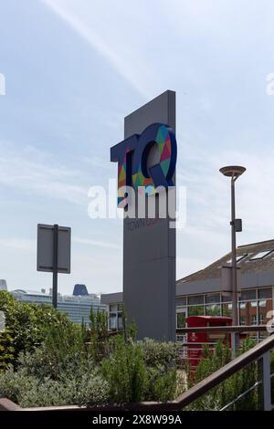 SOUTHAMPTON, Großbritannien - 12. MAI 2024: Schild zum Town Quay neben dem Hafen Stockfoto