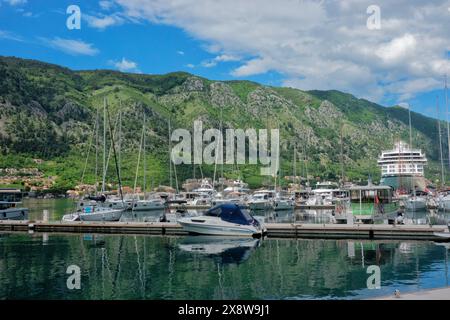 Kreuzfahrtschiff und Boote in der UNESCO-Bucht von Kotor, Kotor, Montenegro Stockfoto