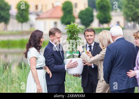 Macron Besuch der französische Staatspräsident Emmanuel Macron besucht mit seiner Frau Brigitte, auf Einladung von Bundespräsident , Frank-Walter Steinmeier die Bundesrepublick Deutschland . Ministerpräsident Michael Kretschmer und Gattin Annett Hofmann , am frühen Montagnachmittag am Schloss Moritzburg bei Dresden. Bundespräsident Frank-Walter Steinmeier und dessen Frau Elke Büdenbender. Moritzburg Sachsen Deutschland *** Macron besuchen den französischen Präsidenten Emmanuel Macron und seine Frau Brigitte auf Einladung von Bundespräsident Frank Walter Steinmeier Mini in der Bundesrepublik Deutschland Stockfoto