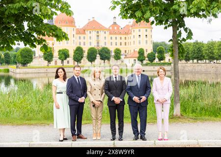 Macron Besuch der französische Staatspräsident Emmanuel Macron besucht mit seiner Frau Brigitte, auf Einladung von Bundespräsident , Frank-Walter Steinmeier die Bundesrepublick Deutschland . Ministerpräsident Michael Kretschmer und Gattin Annett Hofmann , am frühen Montagnachmittag am Schloss Moritzburg bei Dresden. Bundespräsident Frank-Walter Steinmeier und dessen Frau Elke Büdenbender. Moritzburg Sachsen Deutschland *** Macron besuchen den französischen Präsidenten Emmanuel Macron und seine Frau Brigitte auf Einladung von Bundespräsident Frank Walter Steinmeier Mini in der Bundesrepublik Deutschland Stockfoto