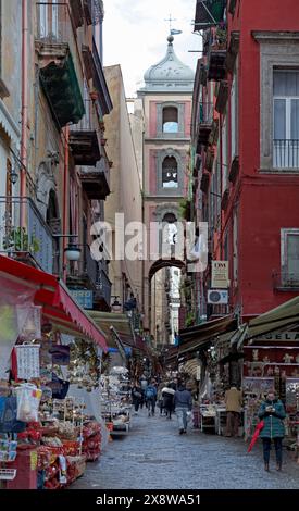 Neapel, Italien - 19. März 2018: Der Glockenturm von San Gregorio Armeno über der Via S. Gregorio Armeno. Stockfoto