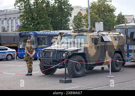 Moskau, Russland - 07. Juli 2018: Soldat steht neben seinem Fahrzeug auf dem Theaterplatz. Stockfoto