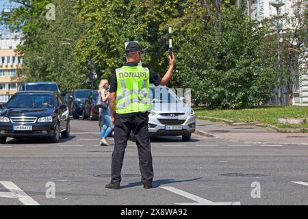 Kiew, Ukraine - 06. Juli 2018: Polizist macht den Verkehr an einer Straßenkreuzung. Stockfoto