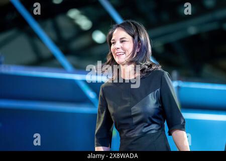 Berlin, Berlin, Deutschland. Mai 2024. ANNALENA BAERBOCK, Bundesaußenministerin, at: "'žForeign Politik im Wandel der Zeiten: Außenminister Baerbock im Gespräch mit Johnny Haeusler' auf der re:publica 2024 unter dem Motto 'Wer kümmert sich?'' am Bahnhof Berlin bei Gleisdreieck. Zentrale Themen sind der Krieg in der Ukraine und der Gaza-Konflikt. (Kreditbild: © Andreas Stroh/ZUMA Press Wire) NUR REDAKTIONELLE VERWENDUNG! Nicht für kommerzielle ZWECKE! Stockfoto