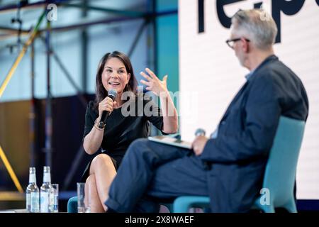 Berlin, Berlin, Deutschland. Mai 2024. ANNALENA BAERBOCK, Bundesaußenministerin, at: "'žForeign Politik im Wandel der Zeiten: Außenminister Baerbock im Gespräch mit Johnny Haeusler' auf der re:publica 2024 unter dem Motto 'Wer kümmert sich?'' am Bahnhof Berlin bei Gleisdreieck. Zentrale Themen sind der Krieg in der Ukraine und der Gaza-Konflikt. (Kreditbild: © Andreas Stroh/ZUMA Press Wire) NUR REDAKTIONELLE VERWENDUNG! Nicht für kommerzielle ZWECKE! Stockfoto