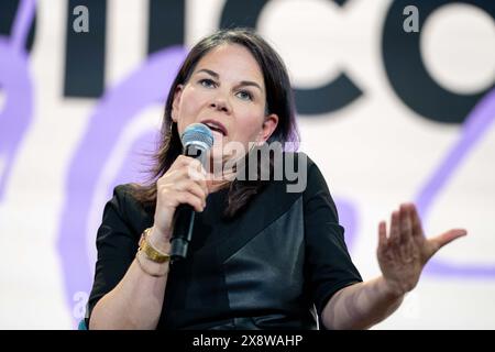 Berlin, Berlin, Deutschland. Mai 2024. ANNALENA BAERBOCK, Bundesaußenministerin, at: "'žForeign Politik im Wandel der Zeiten: Außenminister Baerbock im Gespräch mit Johnny Haeusler' auf der re:publica 2024 unter dem Motto 'Wer kümmert sich?'' am Bahnhof Berlin bei Gleisdreieck. Zentrale Themen sind der Krieg in der Ukraine und der Gaza-Konflikt. (Kreditbild: © Andreas Stroh/ZUMA Press Wire) NUR REDAKTIONELLE VERWENDUNG! Nicht für kommerzielle ZWECKE! Stockfoto
