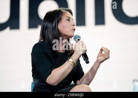 Berlin, Berlin, Deutschland. Mai 2024. ANNALENA BAERBOCK, Bundesaußenministerin, at: "'žForeign Politik im Wandel der Zeiten: Außenminister Baerbock im Gespräch mit Johnny Haeusler' auf der re:publica 2024 unter dem Motto 'Wer kümmert sich?'' am Bahnhof Berlin bei Gleisdreieck. Zentrale Themen sind der Krieg in der Ukraine und der Gaza-Konflikt. (Kreditbild: © Andreas Stroh/ZUMA Press Wire) NUR REDAKTIONELLE VERWENDUNG! Nicht für kommerzielle ZWECKE! Stockfoto