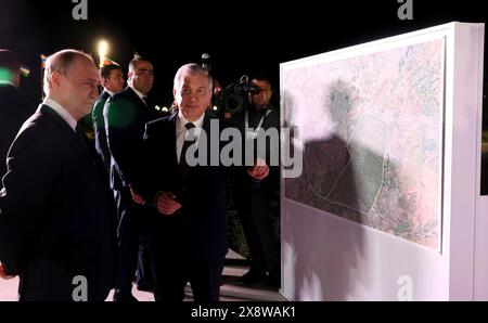 Taschkent, Usbekistan. Mai 2024. Der usbekische Präsident Shavkat Mirziyoyev, Mitte, zeigt den russischen Präsidenten Wladimir Putin, links, eine Karte des neu errichteten Yangi O'zbekiston Park, 26. Mai 2024, in Taschkent, Usbekistan. Quelle: Mikhail Metzel/Kreml Pool/Alamy Live News Stockfoto