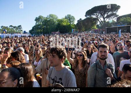 Porto, Portugal. Mai 2024. Die Leute beobachten die Konzerte im Regen beim North Music Festival im Park des Serralves Museums in Porto, Portugal, am 26. Mai 2024. (Foto: Rita Franca/NurPhoto) Credit: NurPhoto SRL/Alamy Live News Stockfoto