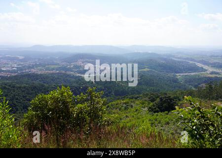 Wunderschöne Aussicht vom Jaragua Peak, Jaraguá State Park, Sao Paulo, Brasilien Stockfoto