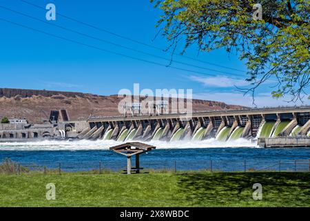 Das Wasser fließt durch die Tore des McNary Dam am Columbia River bei Umatilla in Oregon, USA Stockfoto