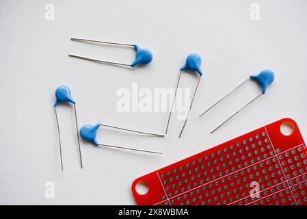 Rote Leiterplatte und Chips und Funkkomponenten. Kondensatoren und Transistoren. Stockfoto