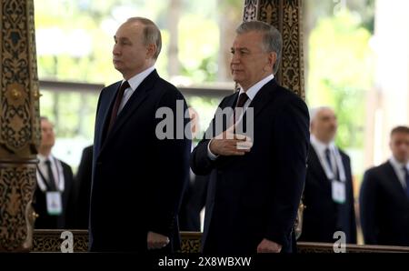 Taschkent, Usbekistan. Mai 2024. Der usbekische Präsident Shavkat Mirziyojew, rechts, steht mit dem russischen Präsidenten Wladimir Putin, links, während der feierlichen Ankunftszeremonie im Kuksaroy Präsidentenpalast am 27. Mai 2024 in Taschkent, Usbekistan. Quelle: Mikhail Metzel/Kreml Pool/Alamy Live News Stockfoto