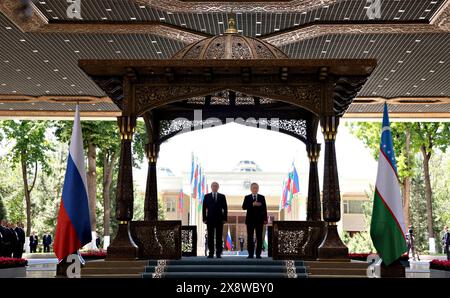 Taschkent, Usbekistan. Mai 2024. Der usbekische Präsident Shavkat Mirziyojew, rechts, steht dem russischen Präsidenten Wladimir Putin, links bei der feierlichen Ankunftszeremonie im Kuksaroy-Präsidentenpalast am 27. Mai 2024 in Taschkent, Usbekistan. Quelle: Mikhail Metzel/Kreml Pool/Alamy Live News Stockfoto