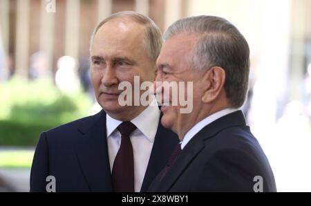 Taschkent, Usbekistan. Mai 2024. Der usbekische Präsident Shavkat Mirziyoyev, rechts, steht mit dem russischen Präsidenten Wladimir Putin während der feierlichen Ankunftszeremonie im Kuksaroy Präsidentenpalast am 27. Mai 2024 in Taschkent, Usbekistan. Quelle: Mikhail Metzel/Kreml Pool/Alamy Live News Stockfoto