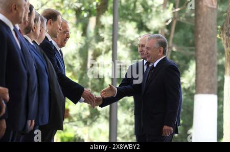 Taschkent, Usbekistan. Mai 2024. Der usbekische Präsident Shavkat Mirziyojew, rechts, wird der russischen Delegation vom russischen Präsidenten Wladimir Putin, Zentrum, während der feierlichen Ankunftszeremonie im Kuksaroy Präsidentenpalast am 27. Mai 2024 in Taschkent, Usbekistan, vorgestellt. Quelle: Mikhail Metzel/Kreml Pool/Alamy Live News Stockfoto