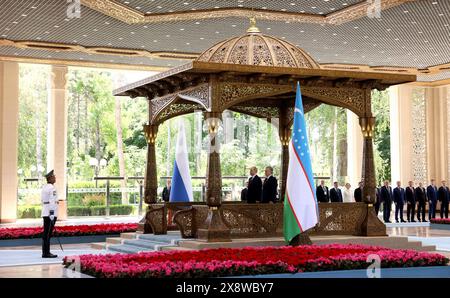 Taschkent, Usbekistan. Mai 2024. Der usbekische Präsident Shavkat Mirziyojew, rechts, steht dem russischen Präsidenten Wladimir Putin, links bei der feierlichen Ankunftszeremonie im Kuksaroy-Präsidentenpalast am 27. Mai 2024 in Taschkent, Usbekistan. Quelle: Mikhail Metzel/Kreml Pool/Alamy Live News Stockfoto